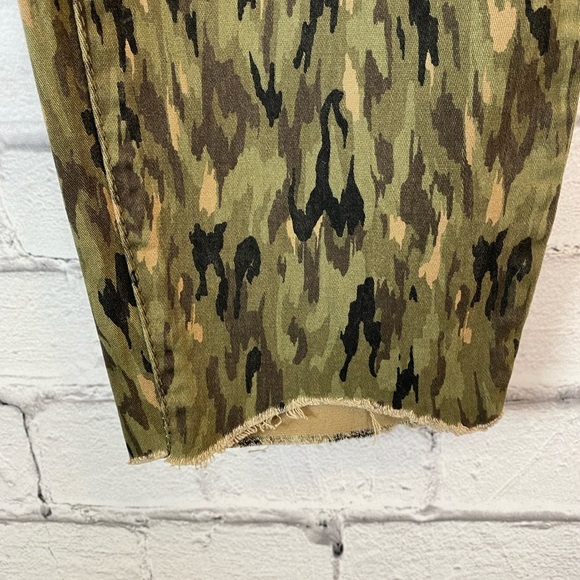 Royalty For Me Camouflage Print Jogger Capris Crop Pants size 1X NWT Plus Size - Picture 9 of 9